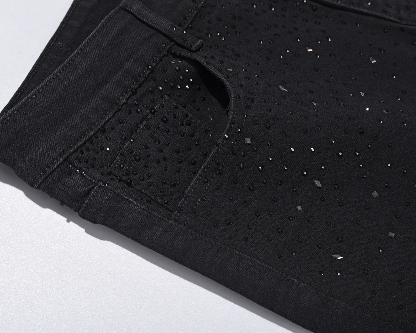 Schwarze Slim-Fit-Jeans mit Strassverzierungen