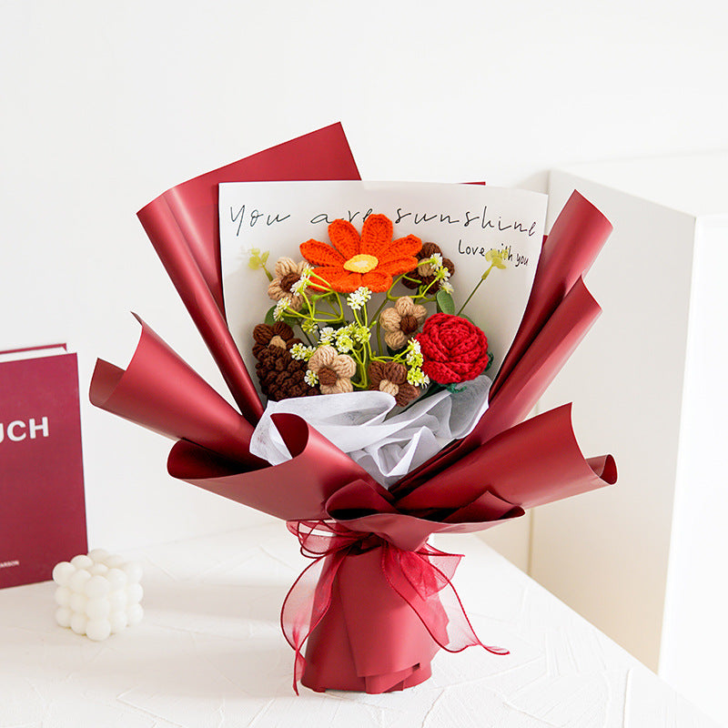 Handgefertigter, zarter Häkelblumenstrauß