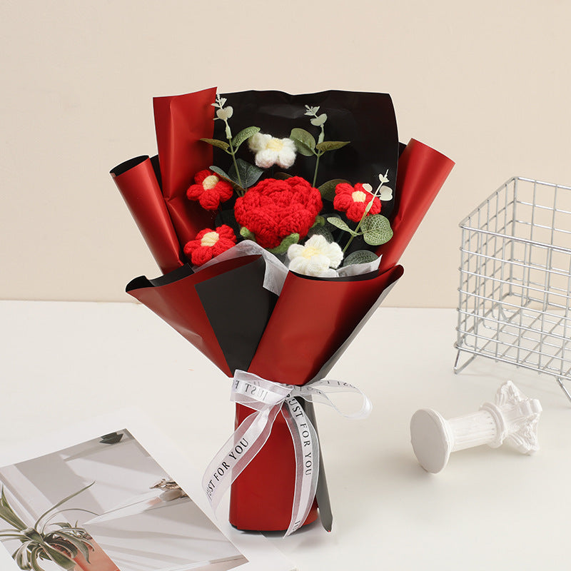 Handgefertigter, zarter Häkelblumenstrauß