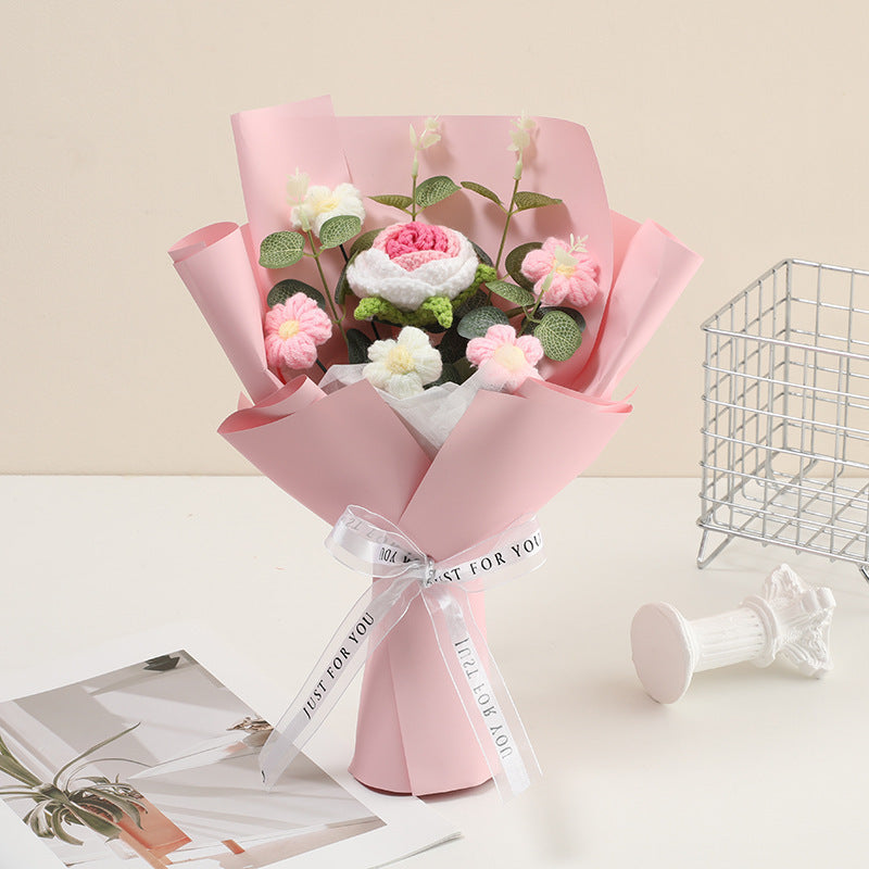 Handgefertigter, zarter Häkelblumenstrauß