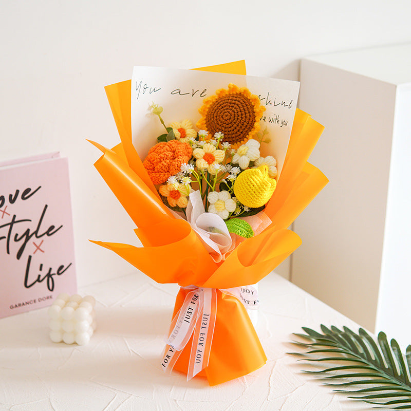 Handgefertigter, zarter Häkelblumenstrauß