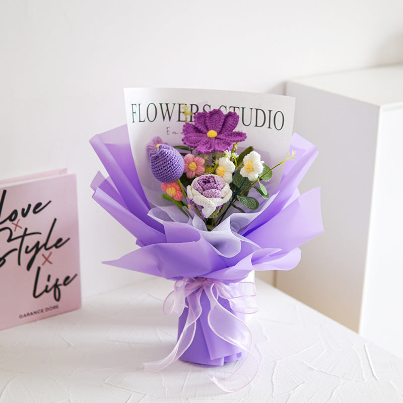 Handgefertigter, zarter Häkelblumenstrauß