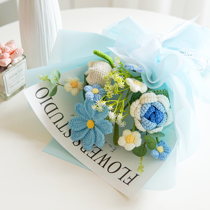 Handgefertigter, zarter Häkelblumenstrauß