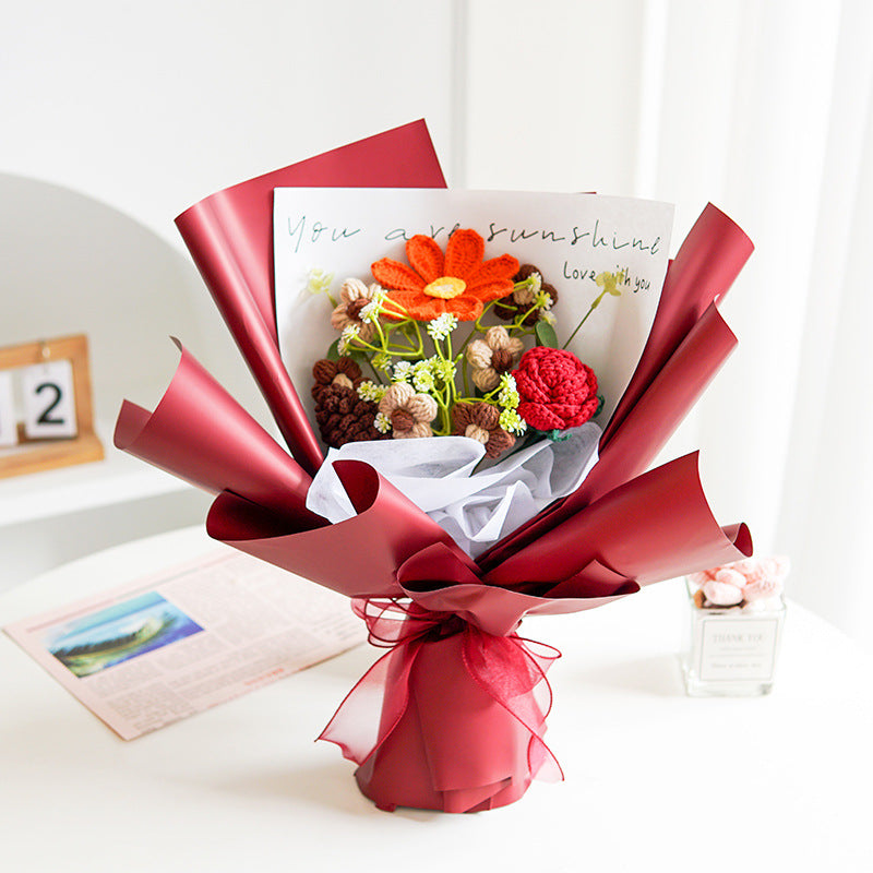 Handgefertigter, zarter Häkelblumenstrauß