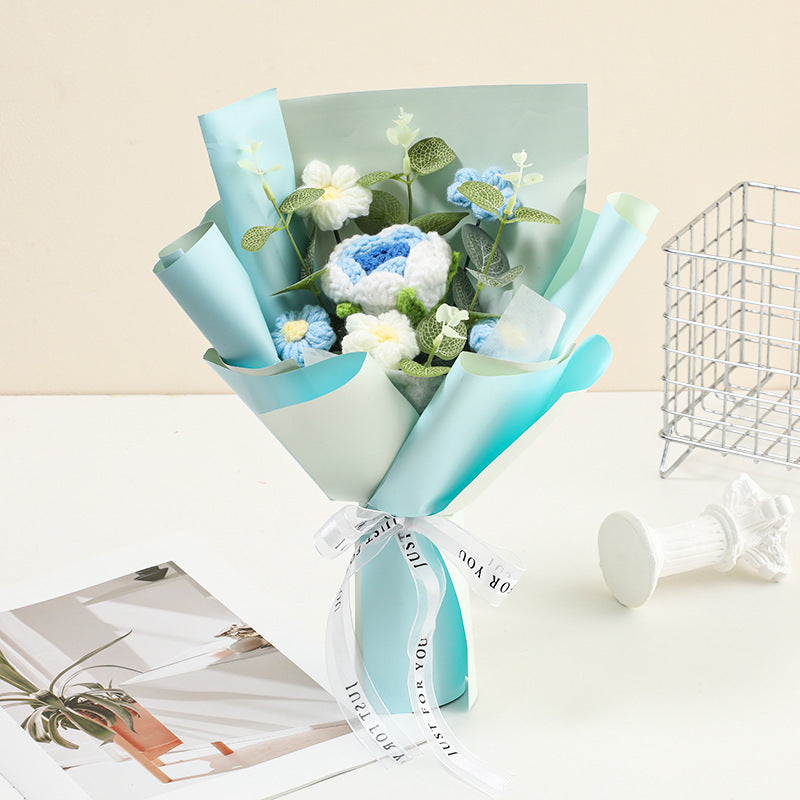 Handgefertigter, zarter Häkelblumenstrauß