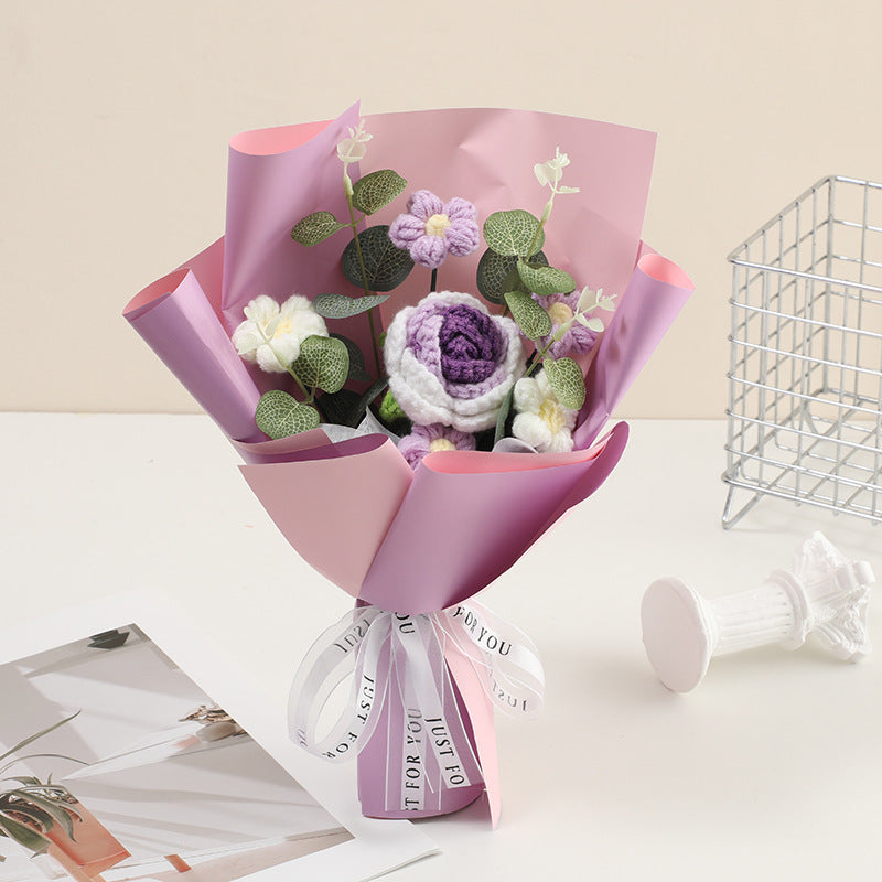 Handgefertigter, zarter Häkelblumenstrauß