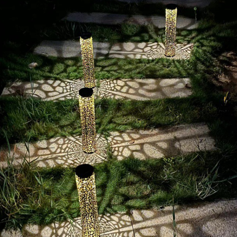 📢📢50 % RABATT !! ⏰Solarbetriebene Gartensteckleuchte mit hohlgeschnitztem Muster